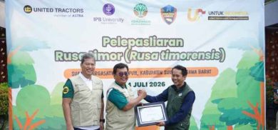 Direktur Human Capital, Communications & Sustainability UT Ari Sutrisno menyerahkan piagam penghargaan kepada Kepala Bidang KSDA Wilayah I Bogor, Wawan Sukawan. (UT).