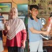 Pembina YGP, Mr. Park Man Hoo, didampingi oleh jajaran stafnya.