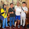 Pembina Yayasan Global Pelangi (YGP), Mr. Park Man Hoo, didampingi oleh jajaran stafnya, menyerahkan langsung bantuan kaki palsu