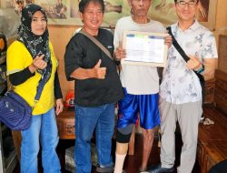 Pembina Yayasan Global Pelangi (YGP), Mr. Park Man Hoo, didampingi oleh jajaran stafnya, menyerahkan langsung bantuan kaki palsu