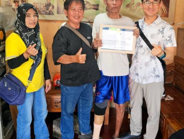 Pembina Yayasan Global Pelangi (YGP), Mr. Park Man Hoo, didampingi oleh jajaran stafnya, menyerahkan langsung bantuan kaki palsu