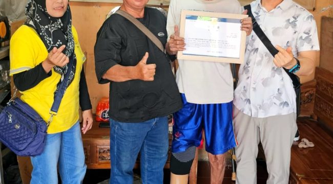 Pembina Yayasan Global Pelangi (YGP), Mr. Park Man Hoo, didampingi oleh jajaran stafnya, menyerahkan langsung bantuan kaki palsu