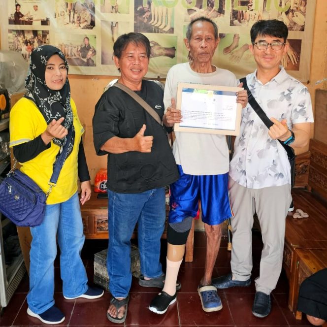 
					Pembina Yayasan Global Pelangi (YGP), Mr. Park Man Hoo, didampingi oleh jajaran stafnya, menyerahkan langsung bantuan kaki palsu