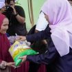 Gubernur Jawa Timur Khofifah Indar Parawansa di pasar murah Jatim.