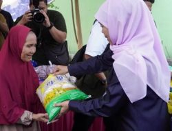 Gubernur Jawa Timur Khofifah Indar Parawansa di pasar murah Jatim.