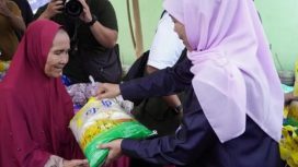 Gubernur Jawa Timur Khofifah Indar Parawansa di pasar murah Jatim.