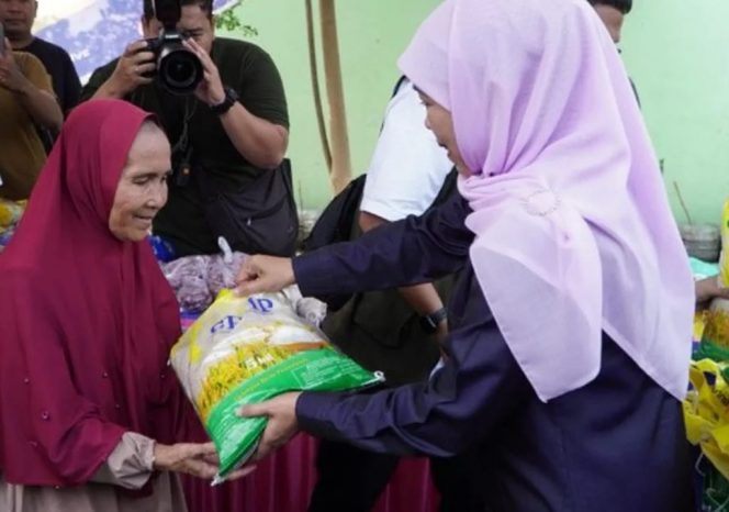 
					Gubernur Jawa Timur Khofifah Indar Parawansa di pasar murah Jatim.