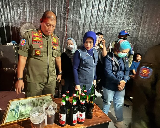 
					Wabup Mimik Sidak Tiga Lokasi Penyakit Masyarakat di Sidoarjo, Empat Wanita Diamankan dan Penertiban Berlanjut
