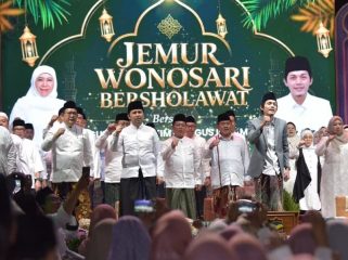 Gubernur Khofifah dan Gus Iqdam Pimpin Jatim Bersholawat, Ribuan Jamaah Padati Jemur Wonosari