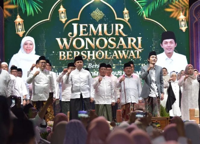 
					Gubernur Khofifah dan Gus Iqdam Pimpin Jatim Bersholawat, Ribuan Jamaah Padati Jemur Wonosari