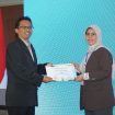 Dok.: Dr. Laksmi menerima penghargaan sebagai pembicara dari sekor akademis dalam kegiatan Rubber Week