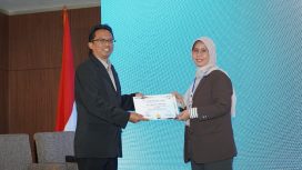 Dok.: Dr. Laksmi menerima penghargaan sebagai pembicara dari sekor akademis dalam kegiatan Rubber Week