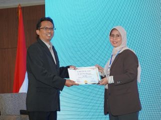 Dok.: Dr. Laksmi menerima penghargaan sebagai pembicara dari sekor akademis dalam kegiatan Rubber Week