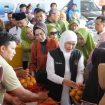 Gubernur Jawa Timur, Khofifah Indar Parawansa, meninjau langsung pelaksanaan Pasar Murah