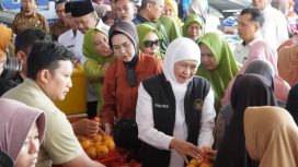 Gubernur Jawa Timur, Khofifah Indar Parawansa, meninjau langsung pelaksanaan Pasar Murah
