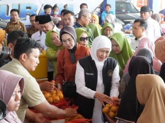 Gubernur Jawa Timur, Khofifah Indar Parawansa, meninjau langsung pelaksanaan Pasar Murah