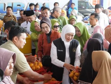 Gubernur Jawa Timur, Khofifah Indar Parawansa, meninjau langsung pelaksanaan Pasar Murah