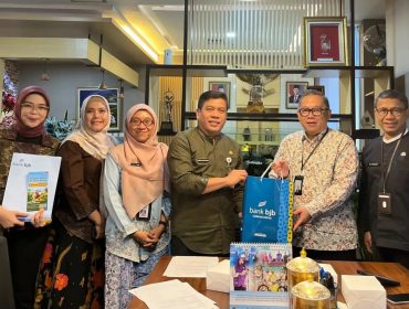 Sekretaris Daerah Kota Depok, Mangnguluang Mansur bersama jajaran Pemkot Depok dan Bank BJB usai aktivasi tabungan kurban Program BEREHAN. (dok.Diskominfo).