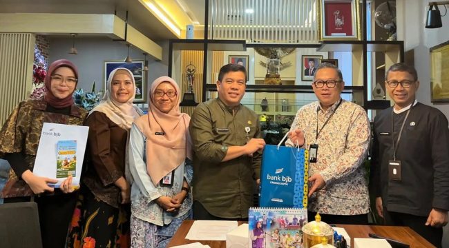 Sekretaris Daerah Kota Depok, Mangnguluang Mansur bersama jajaran Pemkot Depok dan Bank BJB usai aktivasi tabungan kurban Program BEREHAN. (dok.Diskominfo).