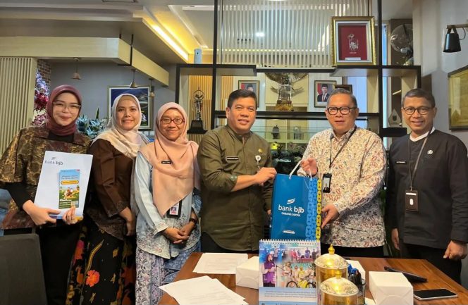 
					Sekretaris Daerah Kota Depok, Mangnguluang Mansur bersama jajaran Pemkot Depok dan Bank BJB usai aktivasi tabungan kurban Program BEREHAN. (dok.Diskominfo).