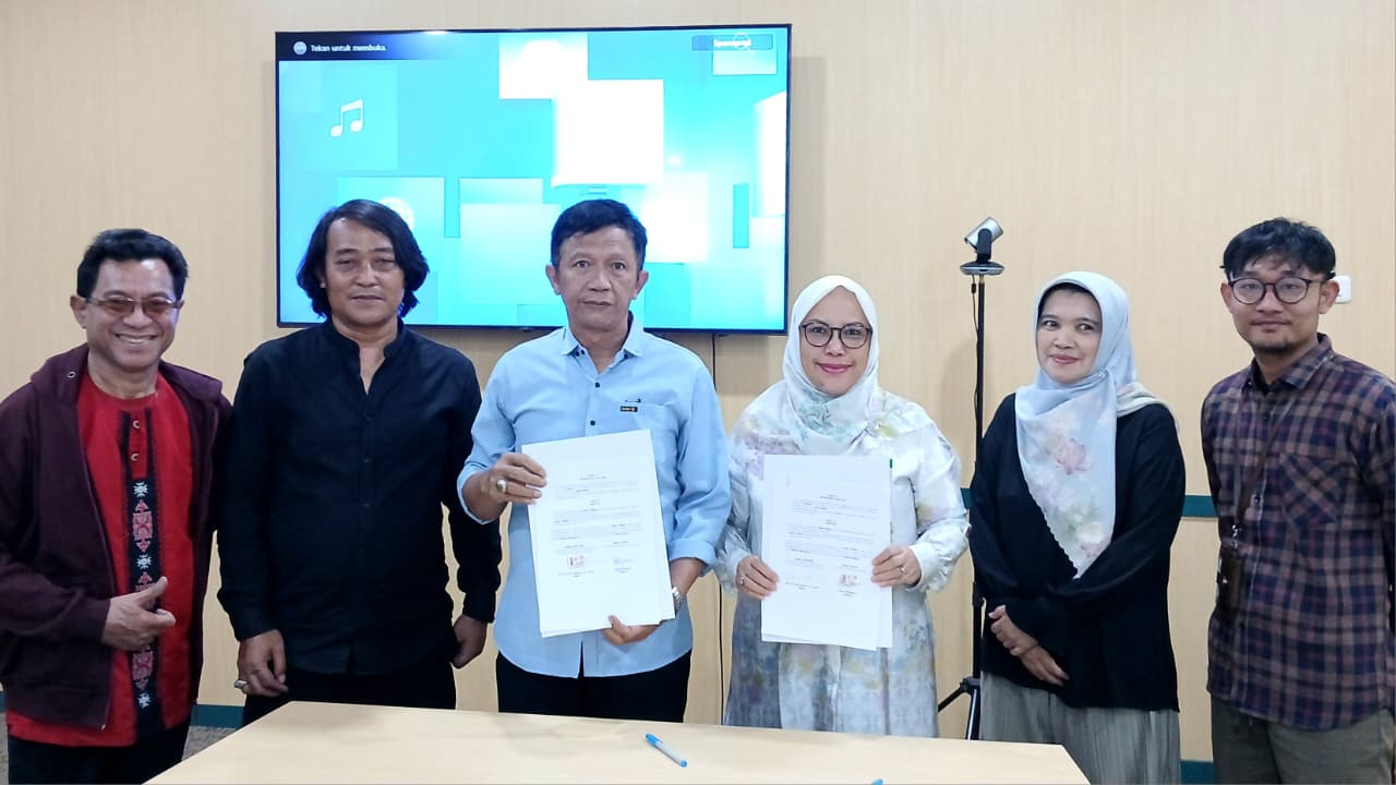 penandatanganan Memorandum of Agreement (MoA) atau Perjanjian Kerja Sama, antara Ketum SWI diwakili Sekjend SWI Herry Budiman dengan Dekan FISIP UMJ Prof. Dr. Evi Satispi, S.P., M.Si., di Aula Lantai 2 Gedung Fakultas Ilmu Sosial dan Ilmu  Politik (FISIP) UMJ