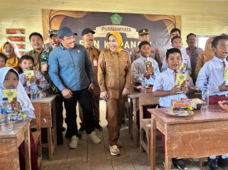 Wakil Bupati Sidoarjo Hj. Mimik Idayana, S.A.P., meninjau langsung kondisi SD Negeri Kupang 3 dan SD Negeri Kupang 4 di Kecamatan Jabon