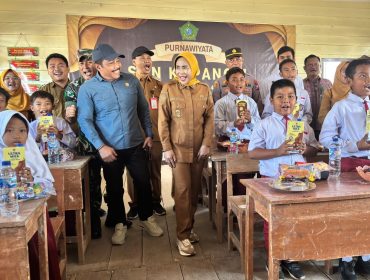Wakil Bupati Sidoarjo Hj. Mimik Idayana, S.A.P., meninjau langsung kondisi SD Negeri Kupang 3 dan SD Negeri Kupang 4 di Kecamatan Jabon