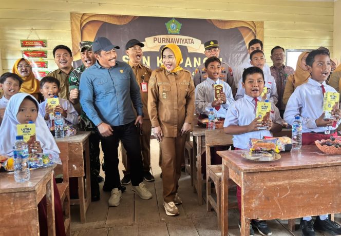 
					Wakil Bupati Sidoarjo Hj. Mimik Idayana, S.A.P., meninjau langsung kondisi SD Negeri Kupang 3 dan SD Negeri Kupang 4 di Kecamatan Jabon