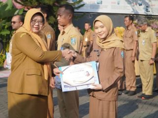 Dinas Komunikasi dan Informatika (Diskominfo) Provinsi Jawa Timur kembali memberikan penghargaan Employee of the Month (EOM) periode Juni 2026 kepada empat pegawai berprestasi