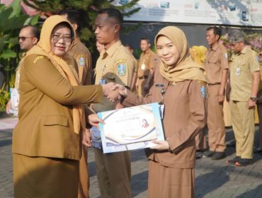 Dinas Komunikasi dan Informatika (Diskominfo) Provinsi Jawa Timur kembali memberikan penghargaan Employee of the Month (EOM) periode Juni 2026 kepada empat pegawai berprestasi
