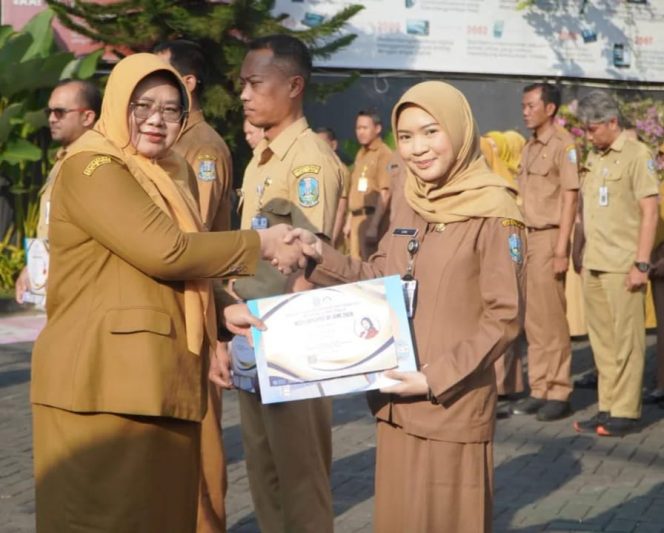 
					Dinas Komunikasi dan Informatika (Diskominfo) Provinsi Jawa Timur kembali memberikan penghargaan Employee of the Month (EOM) periode Juni 2026 kepada empat pegawai berprestasi