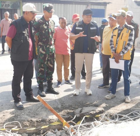 Bupati Subandi Warning Kontraktor Kejar Deviasi Proyek Betonisasi Jalan Krian-Kemangsen