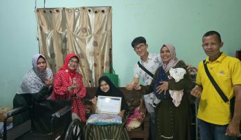 Yayasan Global Pelangi Kembali Salurkan Bantuan Kursi Roda untuk Warga Depok