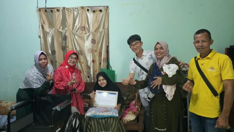 Yayasan Global Pelangi Kembali Salurkan Bantuan Kursi Roda untuk Warga Depok