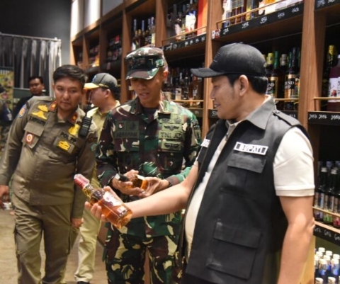 Bupati Subandi Segel 3 Toko Miras Ilegal, 624 Botol Disita
