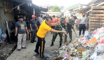 Sambut HUT TNI ke-81, Koramil Jonggol dan Warga Sukanegara Gelar Kerja Bakti Massal