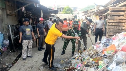 Sambut HUT TNI ke-81, Koramil Jonggol dan Warga Sukanegara Gelar Kerja Bakti Massal