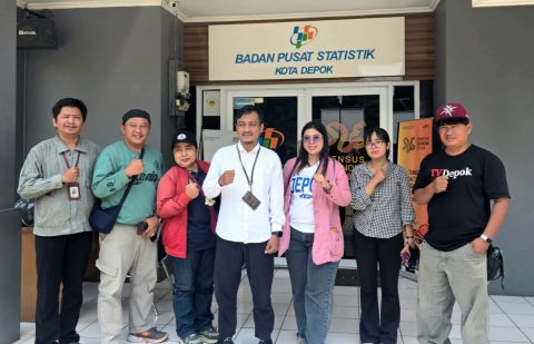 Pengurus dan anggota SWI Kota Depok foto bersama Statistisi Ahli Muda BPS Kota Depok, Bisma Putra Adipujatama, S.Si.