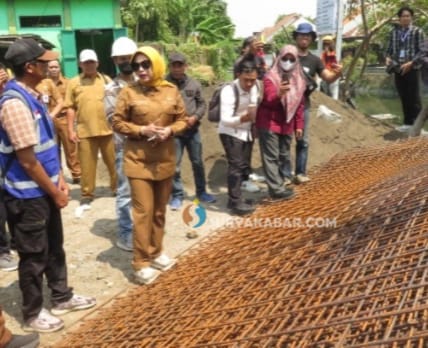 Wabup Mimik Murka! Proyek Rumah Pompa Sidokare Rp2,9 Miliar Diduga Pakai Besi 6 Mm, Pekerja Cuma Tiga Orang