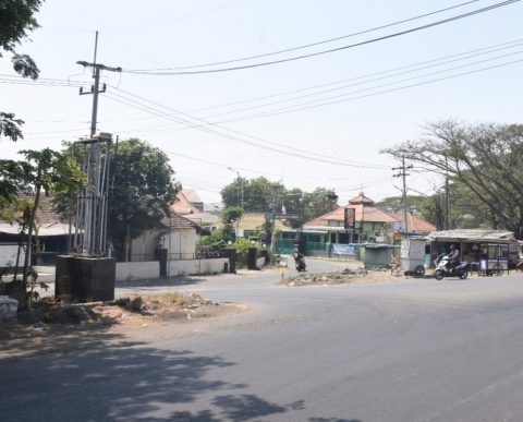 Bupati Subandi Minta Pelebaran Jalan Simpang Polsek Jabon Segera Dikerjakan
