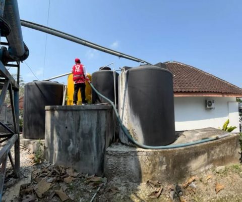 Suplai PDAM Menurun, PMI Blitar Glontorkan 12 Ribu Liter Air ke Puskesmas Wonotirto 