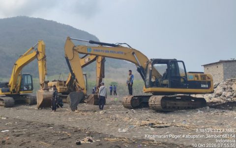 Tiga unit Ekskavator yang di gunakan untuk normalisasi pelawangan puger