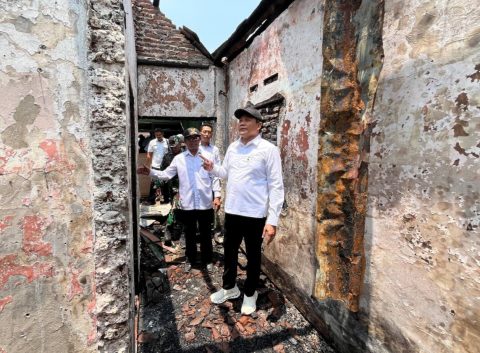 Bupati Subandi Targetkan Pekan Ini Perbaikan Dua Rumah Terbakar di Sukodono