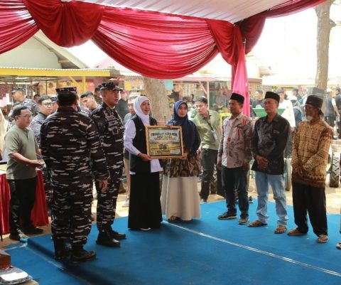 Khofifah Salurkan Bansos Rp17 Miliar di Sumenep, Sasar Ribuan Keluarga hingga Infrastruktur Desa