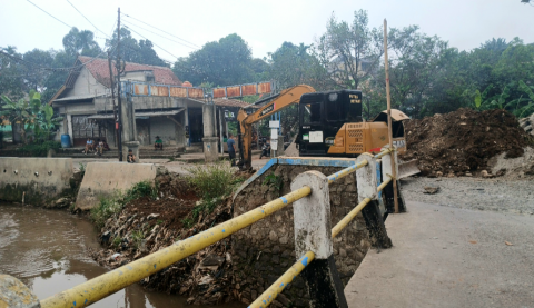Alat berat ekskavator sedang melakukan pengerjaan awal di area jembatan jago